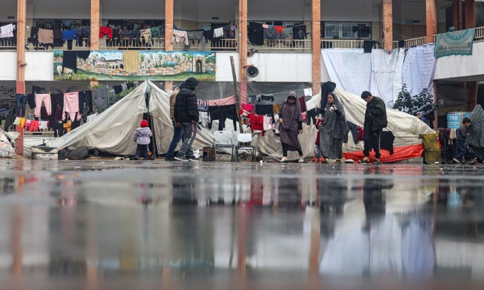 معاناة المدنيين في غزة تتفاقم: الأمطار تغمر الخيام والحرب تستنزف أرواح الناس